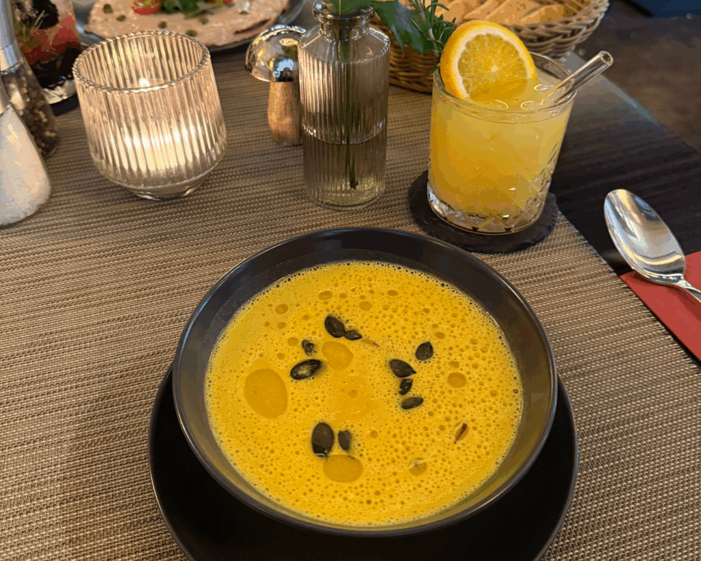 Kürbis-Karottenrahmsuppe | Garnelen