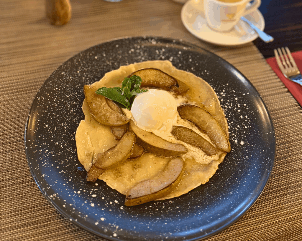 Crêpe | karamellisierte Birnen | Vanille Eis